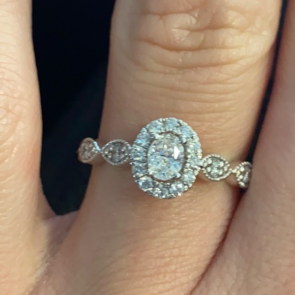 Oval halo engagement ring - Picture 3 of 6